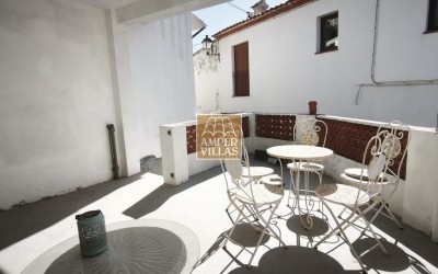 A village house in Altea la Vella on 2 floors with several terraces.